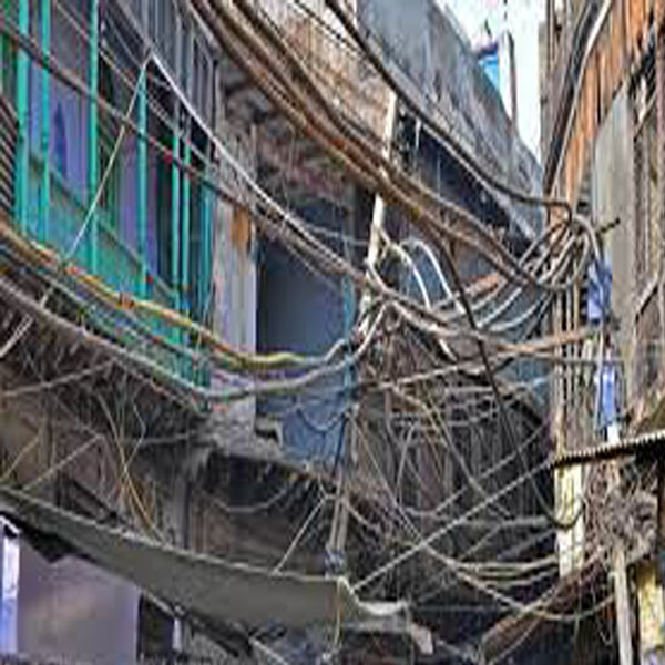 بجلی کی  لٹکتی تاریں موت کا پیغام  