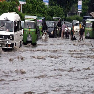 لاہور میں بارش سے لیسکو کے 130 سے زائد فیڈرز ٹرپ کر گئے متعدد علاقے زیرآب  
