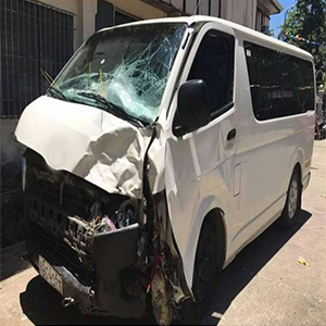 سمندری روڈ ناولٹی پل کے قریب تیز رفتار ویگن بے قابو ہوکر بجلی کے کھمبے سے جاٹکرائی، ماں بیٹا اور میاں بیوی سمیت 5 افراد زخمی 