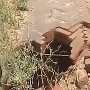 شیرازہ پل کے قریب سڑک پر بارش سے گڑھے بن گئے