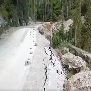  وادی ہنزہ،  انتظامیہ کی غفلت کے سبب سڑکیں تباہ حال 