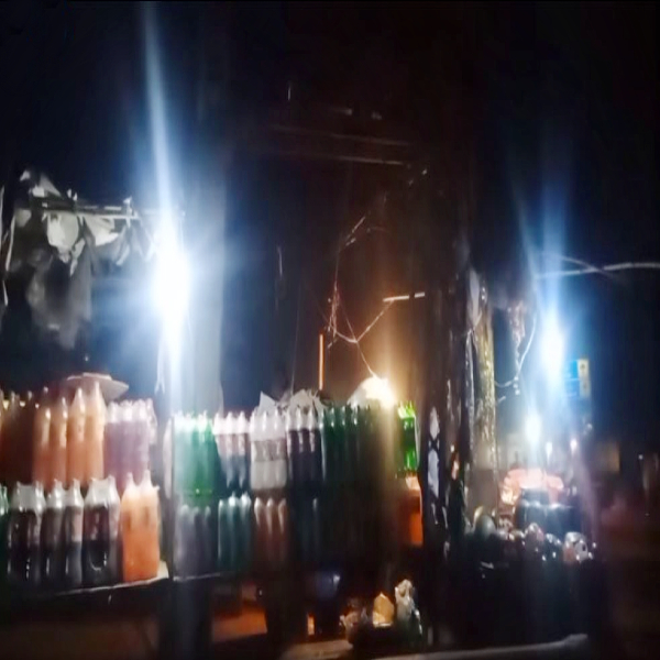  ہائی وولٹیج ٹرانسفارمر کے نیچے لگائے گئے اسٹال کسی بھی حادثے کاسبب بن سکتے ہیں