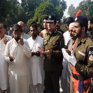 ڈی پی او جھنگ نے شہدا کے یادگار پر پھول چرھائے، لواحقین سے ملاقات