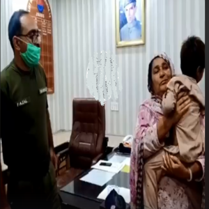  جھنگ میں  پولیس نے گمشدہ بچہ ڈھونڈ کروالدین کے حوالے کردیا 