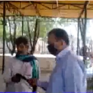    چک جھمرہ  میں ضلعی انتظامیہ کی جانب سے شہریوں  میں ماسک اور گلوز کی تقسیم 