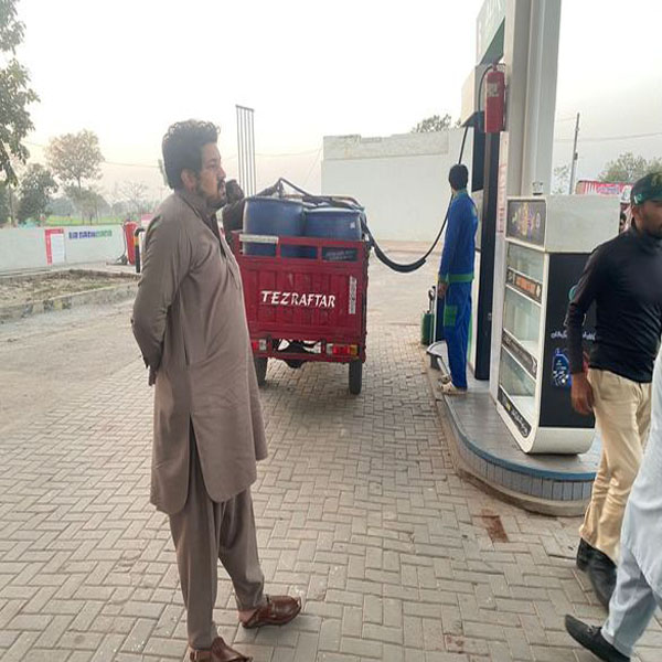 اسسٹنٹ کمشنر پتوکی  اویس چشتی کا پیٹرول پمپس کا دورہ 