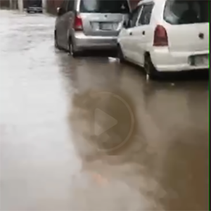 بارش کے بعد سرکلر روڈ اور جناح کالونی سمیت کئی علاقے پانی میں ڈوب گئے 