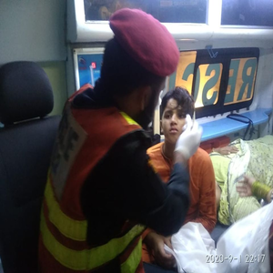 ایوب چوک پر گوہر شاہ کے قریب روڈ کے درمیان بنے ڈیوائڈر سے اے پی وی وین ٹکرا گئ، 8 زخمی