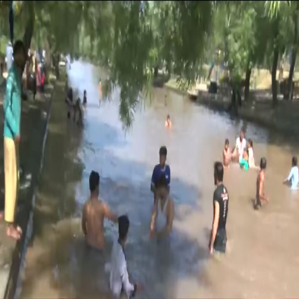 گرمی سے ستائے ہوئے شہریوں نے نہر کا رخ کرنا شروع کردیا
