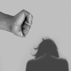 فیکٹری ایریا ،  تشدد کے بعد لڑکی کا گلا کاٹنے کی کوشش کا الزام