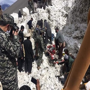 دربند گور لاسپور میں پہاڑی تودہ گرنے سے سڑک بند 