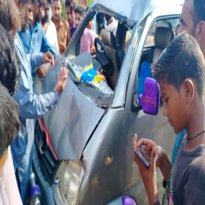 لاری اڈہ کے سامنے ہائی روف وین  ٹرالے سے ٹکرا گئی 