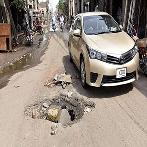 سمندری روڈ پر کھلا مین ہول کسی بڑے حادثے کا سبب بن سکتا ہے