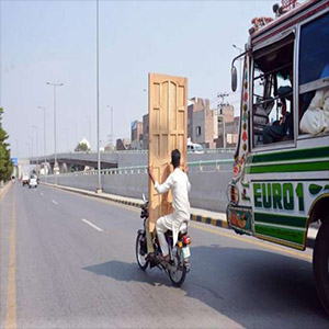 سمندری روڈ پر دو افراد کا موٹرسائیکل پر خطرناک طریقے سے دروازہ اٹھا کر لے جانا 