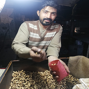 سردیوں کی رات اور مونگ پھلی ہو پاس