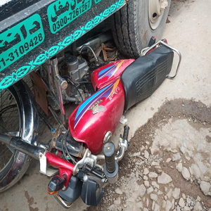 تیز رفتار بس نے موٹر سائیکل کو ٹکر مار دی، 2 نوجوان زخمی