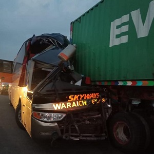 چک جھمرہ  موٹر وے پر ٹریلر اور بس میں تصادم کے باعث ایک شخص جاں بحق، تین زخمی ہوگئے 