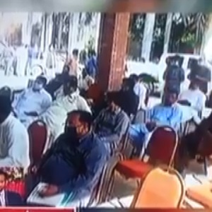 میونسپل کمیٹی  چک جھمرہ میں ٹھیکوں کی نیلامی کا سلسلہ جاری، ایس او پی کی دھجیاں اڑادی گئیں