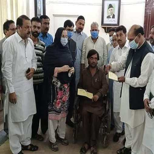 صوبائی وزیر وومن ڈویلپمنٹ ڈپارٹمنٹ و اسسٹنٹ کمشنر و ایڈمنسٹریٹر میونسپل کمیٹی کی جانب سے معذور افراد میں امدادی چیکس کی تقسیم