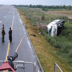 سمندری۔ چک 206 گ ب کے قریب موٹروے پر تیز رفتار آئل ٹینکر ڈرائیور کی غفلت سے الٹ گیا