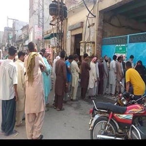 قصور میں آٹا کی قلت، عوام فلور ملوں سے لائن لگا کر آٹا لینے پر مجبور