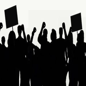 درجنوں افراد کا نجی بزنس گروپ کے خلاف احتجاج