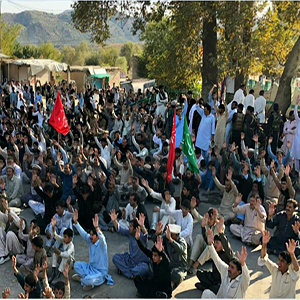 طوری بنگش قبائل کا روحانی پیشوا کا مزار کھلوانے کیلئے دھرنا