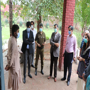  کمشنر عشرت علی، آر پی او راجہ رفعت مختار اور ڈپٹی کمشنر محمد علی کا دسوہہ کے چک 242 کا دورہ