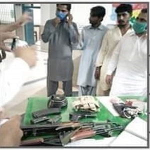 اسلحہ کی نمائش کرنے کے الزام میں ملزمان گرفتار