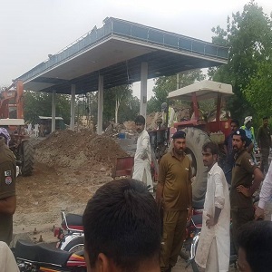 جڑانوالہ روڈ کے گرین بیلٹ پر واقع پٹرول پمپ کو گراکر اراضی پر شجر کاری شروع کردی گئی جڑانوالہ روڈ کے گرین بیلٹ پر واقع پٹرول پمپ کو گراکر اراضی پر شجر کاری شروع کردی گئی