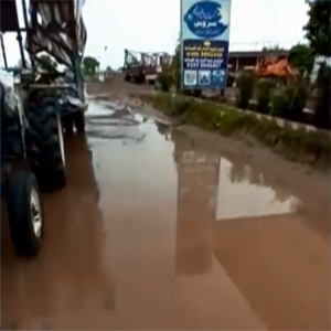 تاندلیانوالہ شوگر ملز کے قریب نجی پٹرول پمپس کے سیورج کا پانی روڈ پر آنے لگا