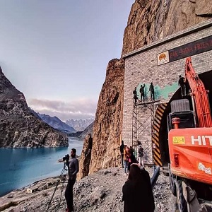 گلگت بلتستان ٹنل کے خوبصورت پتھروں کی دیوارکو غیر ضروری رنگ کرنے کا عمل جاری 
