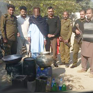 پولیس کا چھاپہ، شراب کشیدہ کرتا ملزم رنگے ہاتھوں گرفتار