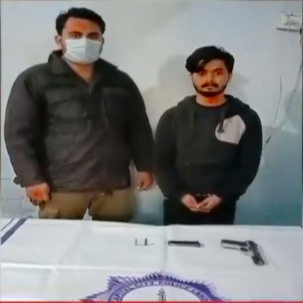 اسلحہ کی نمائش کرنا مہنگا پڑگیا، 2 ملزمان کو گرفتار کرلیا گیا