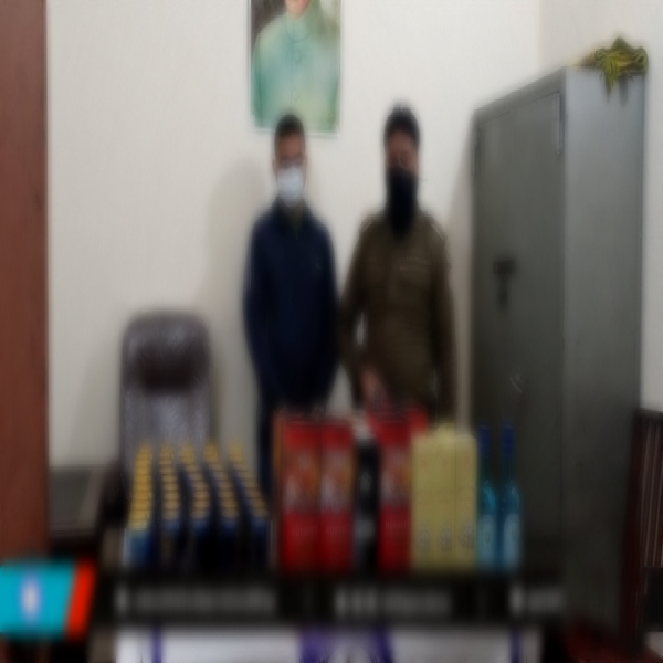 شراب فروش کو رنگے ہاتھوں گرفتار کرلیا گیا