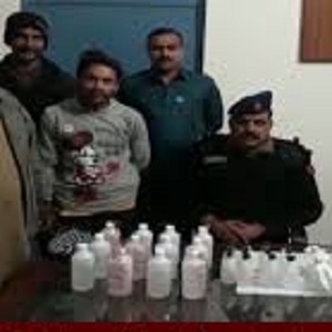 چک 712 گ ب میں پولیس کی منشیات فروشوں کیخلا ف کاروائی، 240 لیٹرشراب برآمد، 2 ملزمان گرفتار 