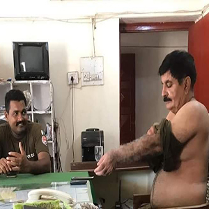 تھانہ سیٹلائیٹ ٹاؤن کے افسران شرٹ اتار کر ڈیوٹی دینے لگے