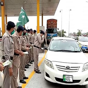 موٹروے پولیس کی جانب سے ایم 4 موٹر وے شورکوٹ انٹر چینج پر جشن آزادی کے حوالے سے پمفلٹ تقسیم