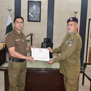 فرض شناس پولیس ملازمین کی حوصلہ افزائی 