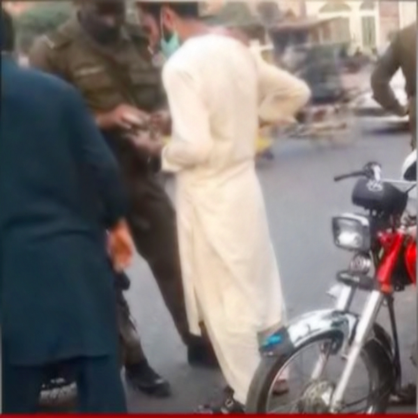 ابابیل سکواڈ کے اہلکاروں نے موٹرسائیکل کے کاغذات نہ ہونے پر رشوت طلب کرلی 