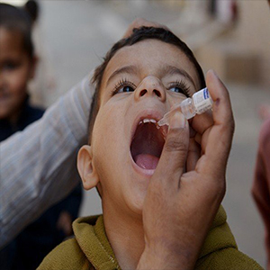 تاندلیانوالہ میں ڈپٹی کمشنر کی ہدایت پر انسداد پولیو کی خصوصی مہم کے دوران رہ جانے والے بچوں کو تلاش کرکے پولیو سے بچائو کے قطرے پلائے جائیں گئے