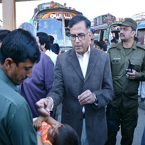 کمشنرعشرت علی، ڈپٹی کمشنر محمدعلی اور ایم این اے شیخ خرم شہزاد انسداد پولیو مہم پر عملدرآمد کا جائزہ لینے کے لئے جنرل بس اسٹینڈ پہنچ گئے