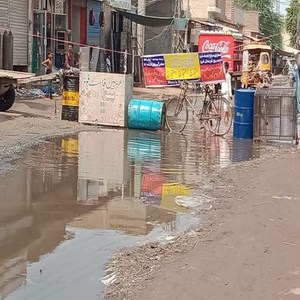 عوام نے سیورج کے پانی سے تنگ آ کر پرانا چنیوٹ روڈ یوسف والا بھٹہ سے بند کر دیا
