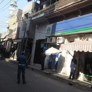 ریلوے روڈ پر بینکوں کے باہر پارکنگ ختم کردی گئی، پولیس تعینات 