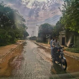  چک نمبر 466 گ ب کی مرکزی سڑک ٹوٹ پھوٹ کا شکار  