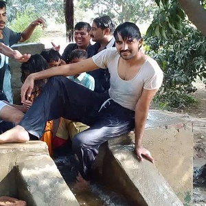 سمندری ،   گرمی سے بچنے کے لیے لوگوں نے ٹیوب ویل میں نہانا شروع کردیا 