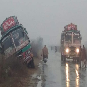 سانگلہ روڈ چک جھمرہ میں مسافر بس بڑے حادثے سے بال بال بچ گئی