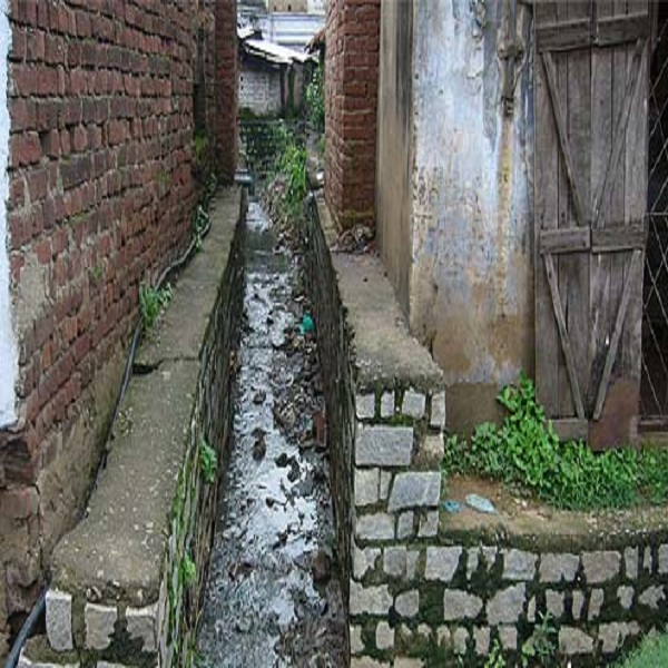 سیوریج کا گندہ پانی علاقہ مکینوں کے گھروں میں داخل ہونے لگا، انتظامیہ غائب