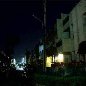 لائٹیں بندہونے پر کمشنر کی کارروائی ،سب انجینئر اورلائٹ چیکر معطل