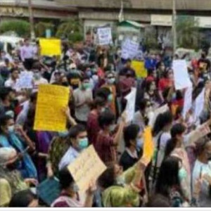 طالبعلموں نے میٹرک نتائج مسترد کردیئے ، لاہور بورڈ کے باہر دھرنا دے دیا